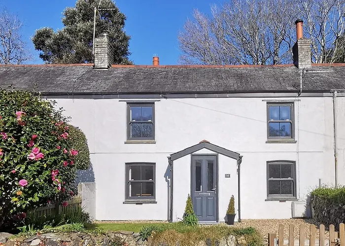 Charlestown Cottage, Woodburner, Gardens & Parking