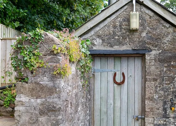 Charlestown Cottage, Woodburner, Gardens & Parking