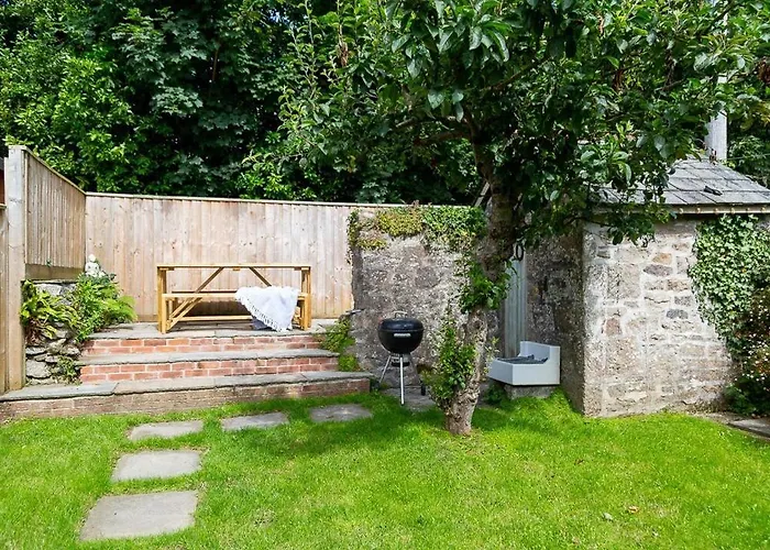 Charlestown Cottage, Woodburner, Gardens & Parking