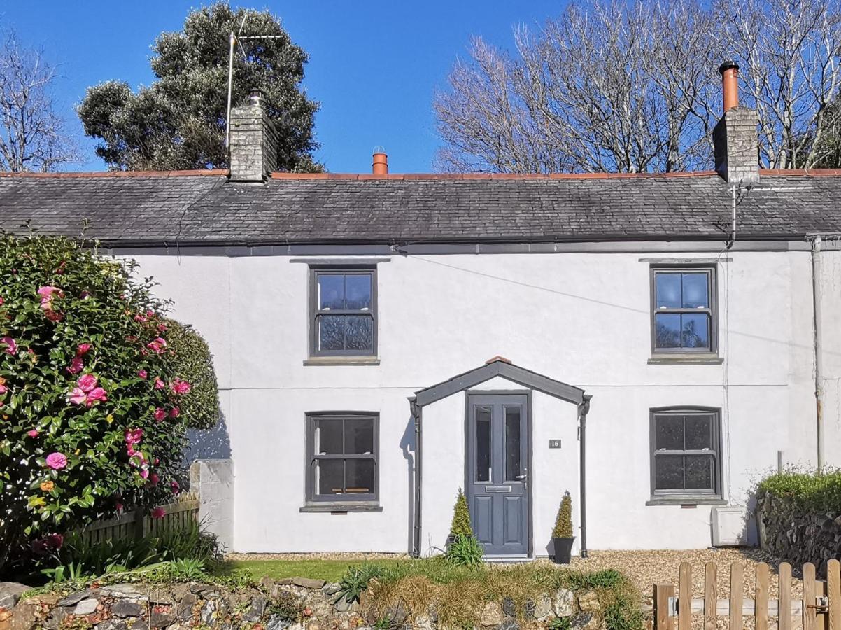 Charlestown Cottage, Woodburner, Gardens & Parking