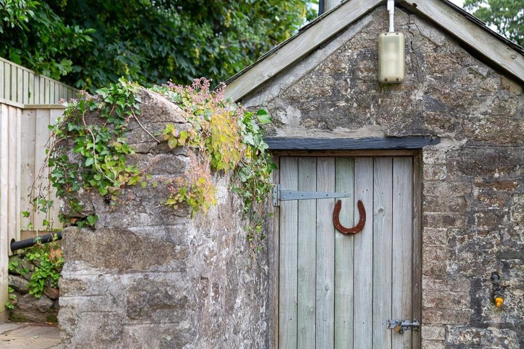 Charlestown Cottage, Woodburner, Gardens & Parking