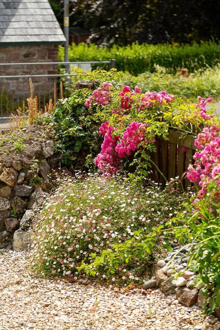 Charlestown Cottage, Woodburner, Gardens & Parking